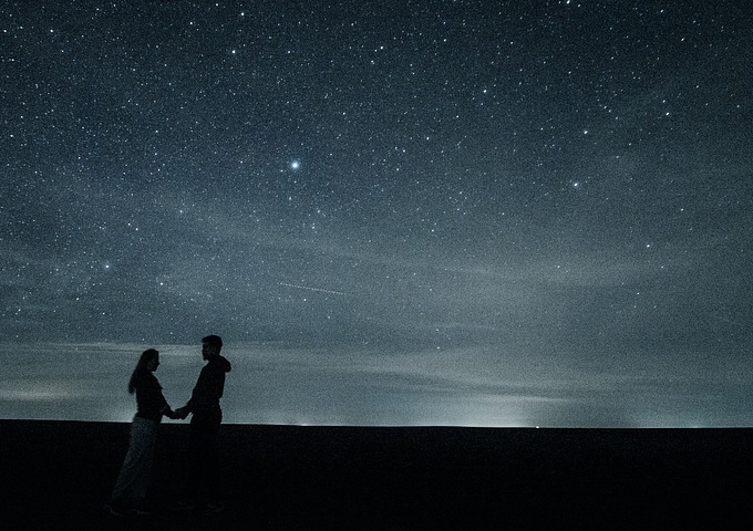 7月7日の七夕に星を眺めるカップル
