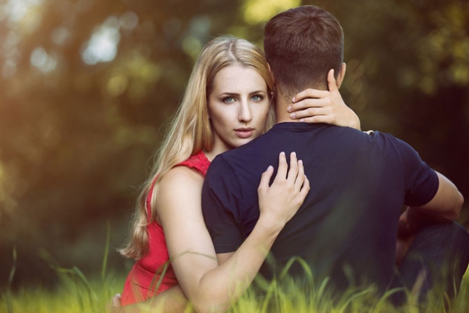 写真：悩む恋人を傍観せずに寄り添いましょう