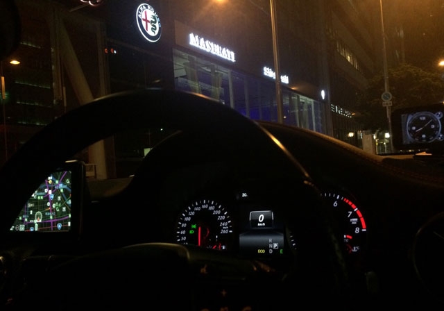 写真:車で尾行するのは非常に難しい