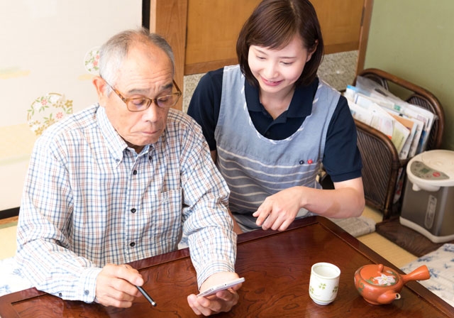 写真：15年も続いている70歳男性・40歳女性のW不倫